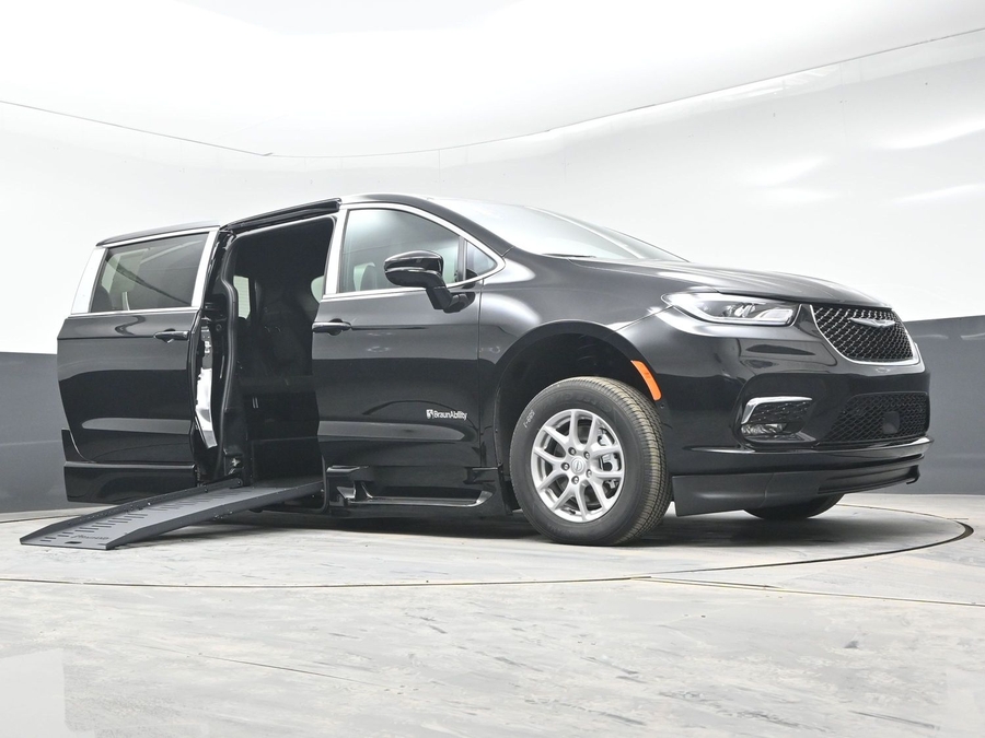 Black Chrysler Pacifica image number 18