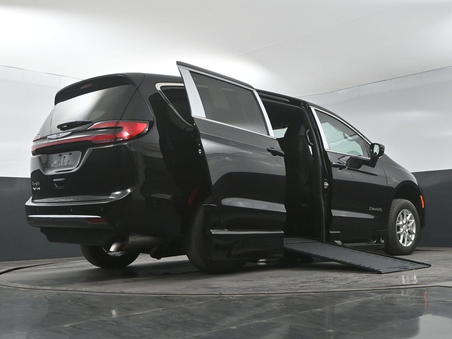 New 2025 Chrysler Pacifica Select Safety - BraunAbility Side Entry Entry In Floor Automatic Ramp