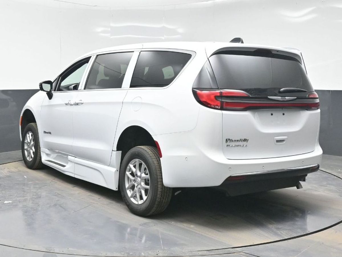 White Chrysler Pacifica image number 4
