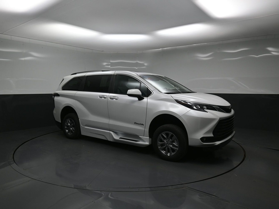 White Toyota Sienna image number 23