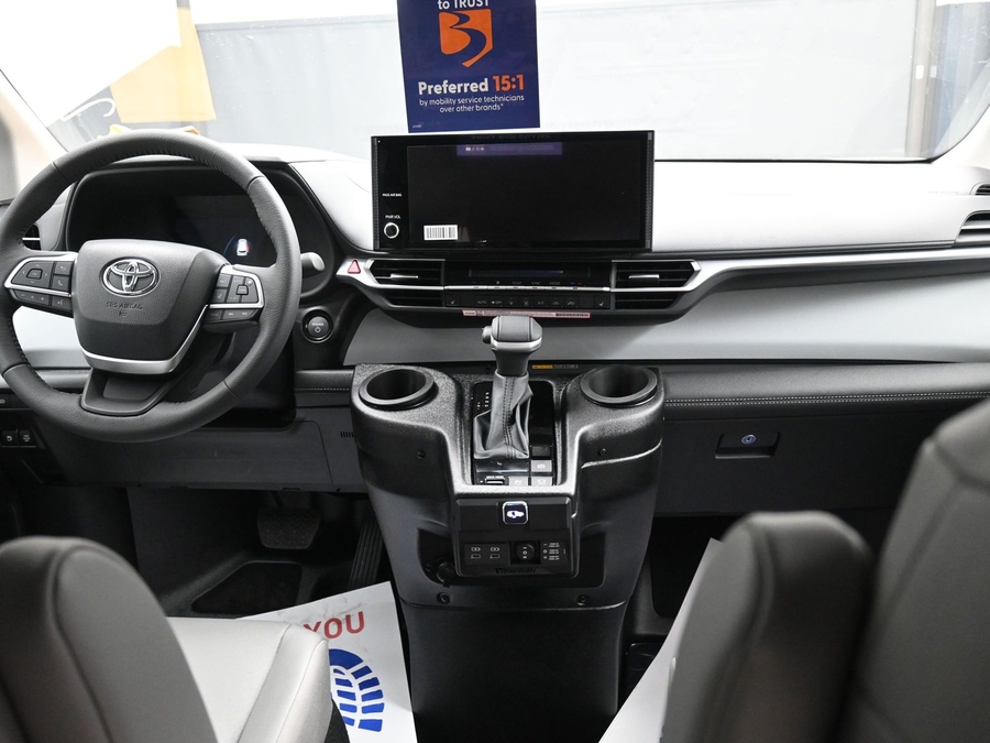 New 2026 Toyota Sienna Hybrid XLE Base - BraunAbility Side Entry Entry Fold Out Automatic Ramp