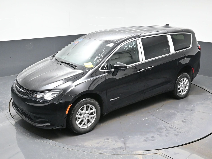 Black Chrysler Voyager image number 22