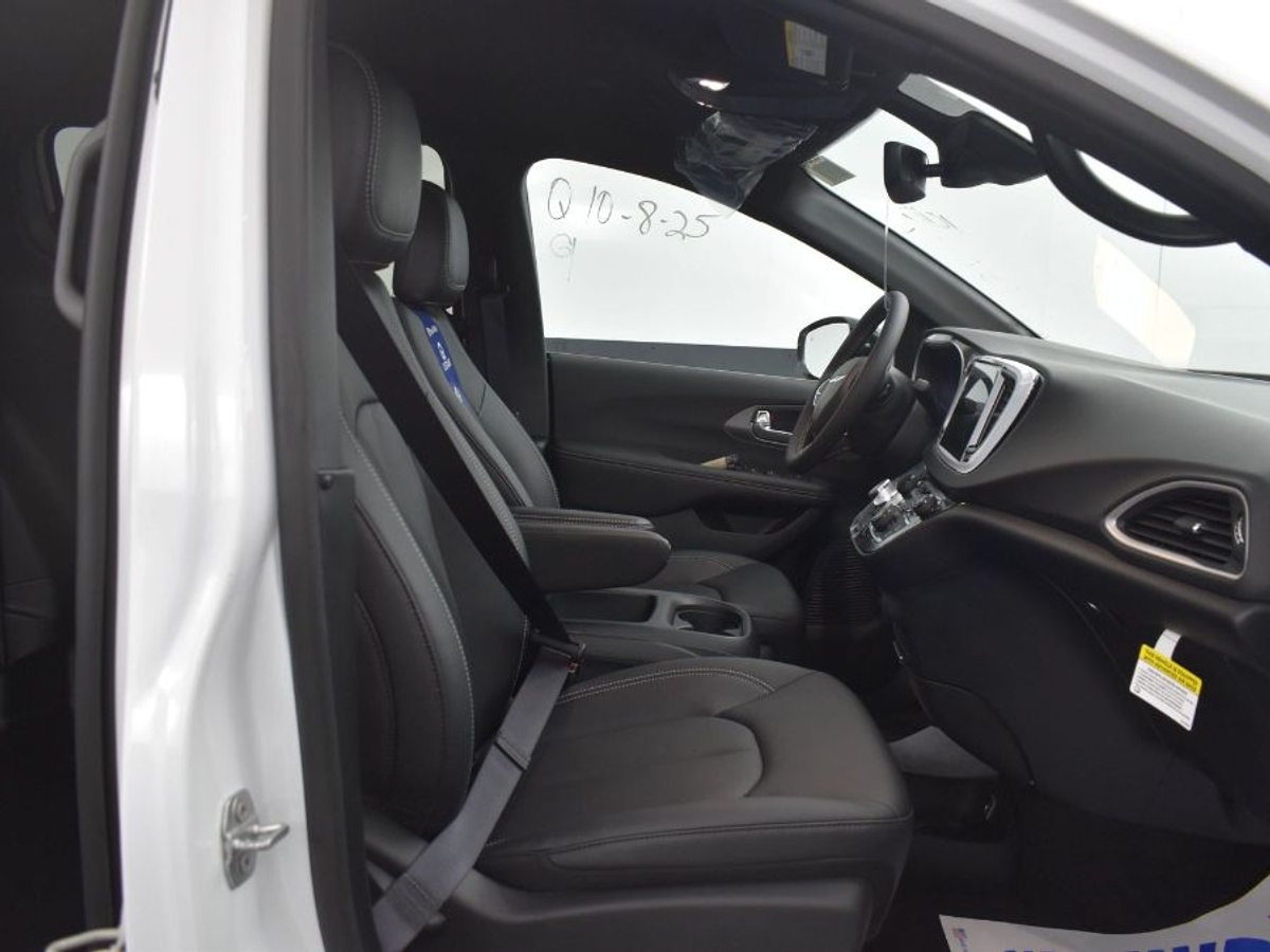 2025 CHRYSLER VOYAGER - Image 6