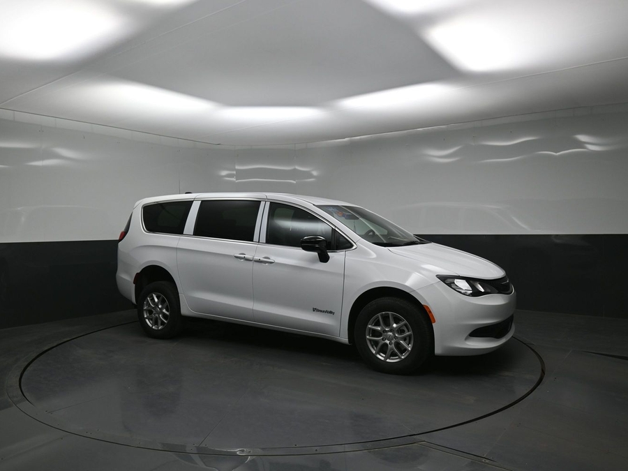 White Chrysler Voyager image number 19