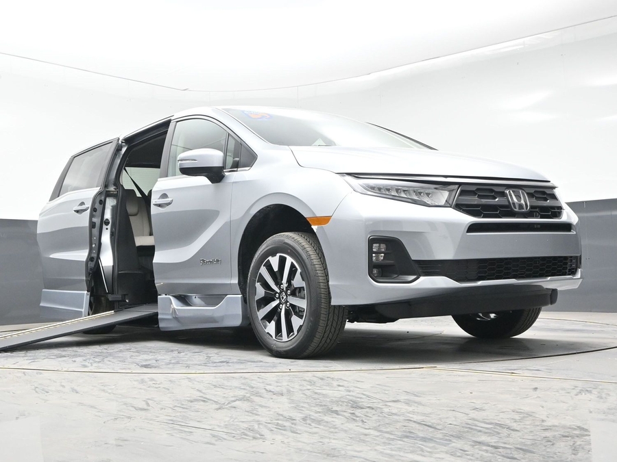 Silver Honda Odyssey image number 18