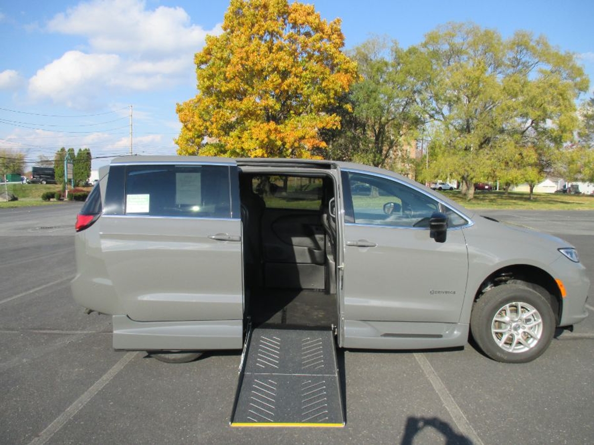Grey Chrysler Pacifica image number 8