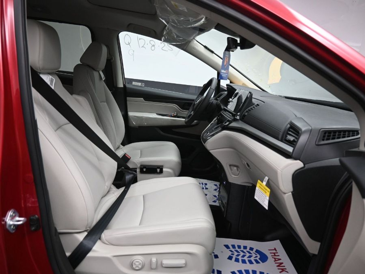 Red Honda Odyssey image number 8