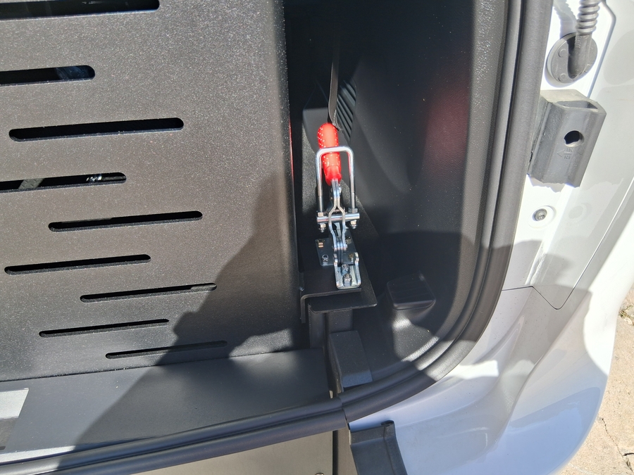 White Chrysler Voyager image number 14