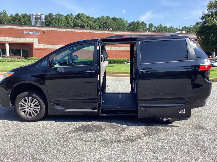 2020 Toyota Sienna XLE - Photo 16