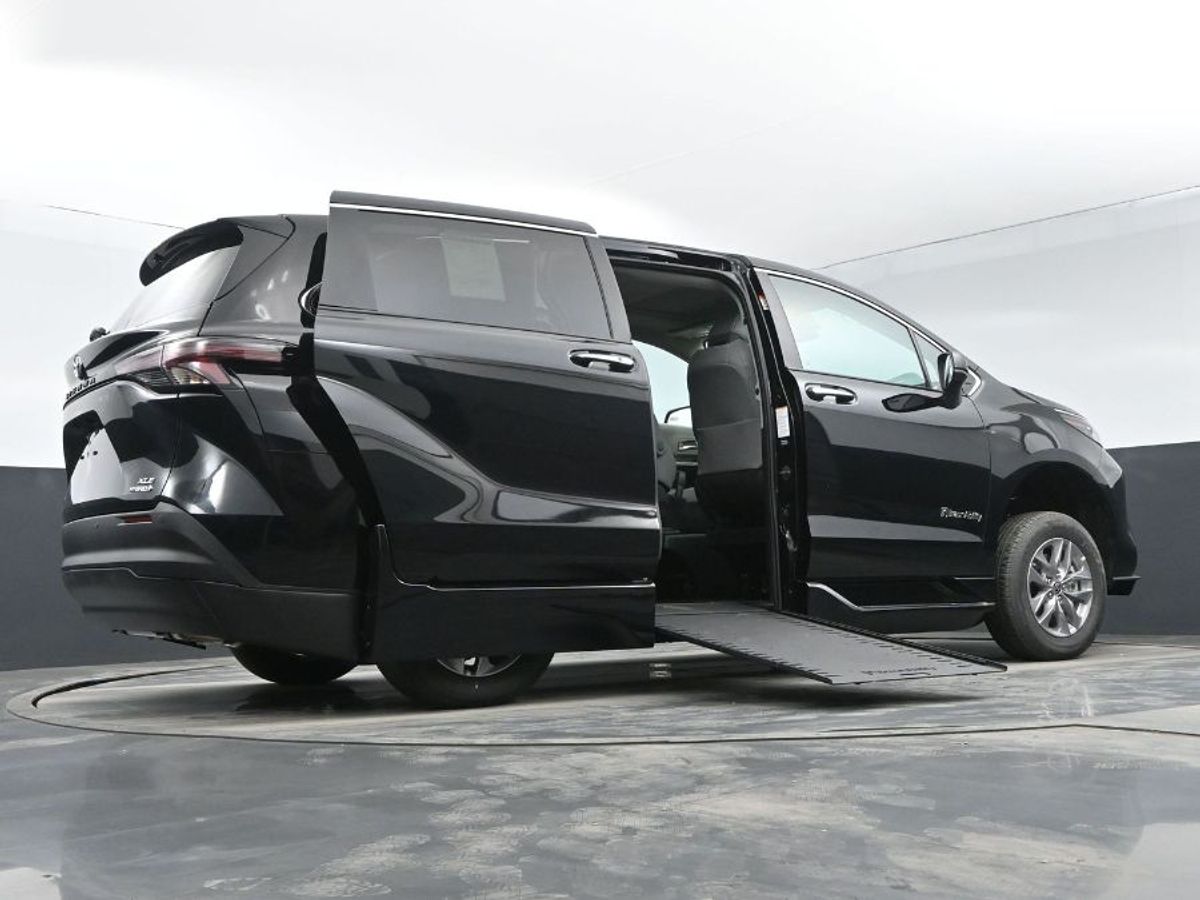 Black Toyota Sienna image number 13