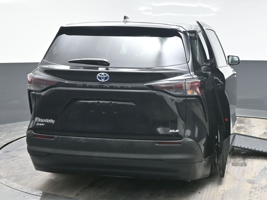 Black Toyota Sienna image number 5