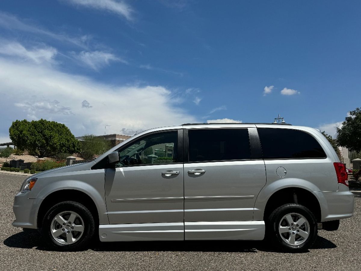 2011 DODGE GRAND CARAVAN - Image 11
