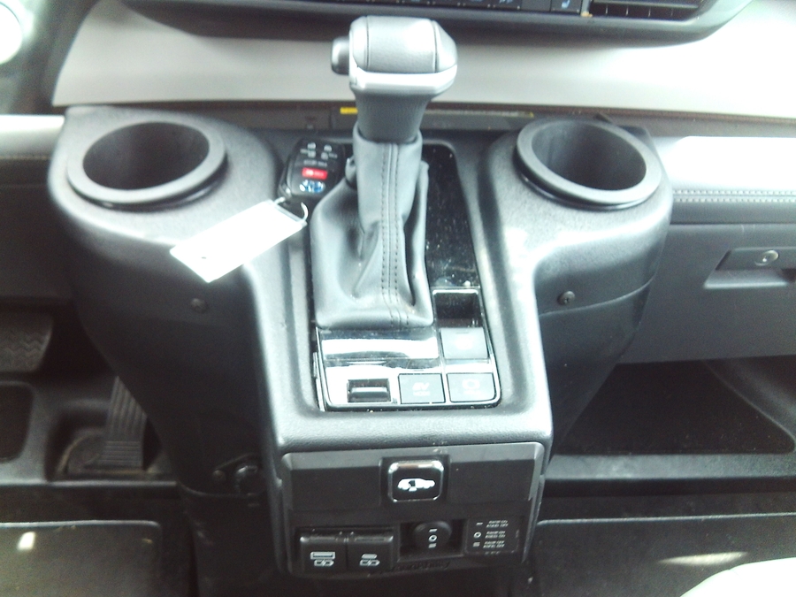 White Toyota Sienna image number 13