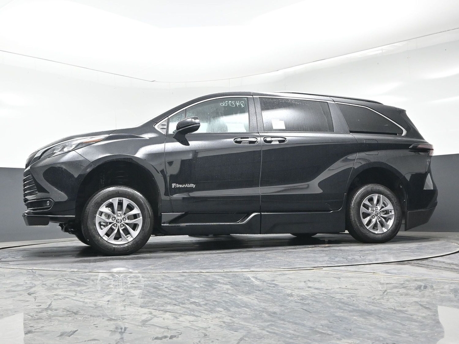 Black Toyota Sienna image number 16