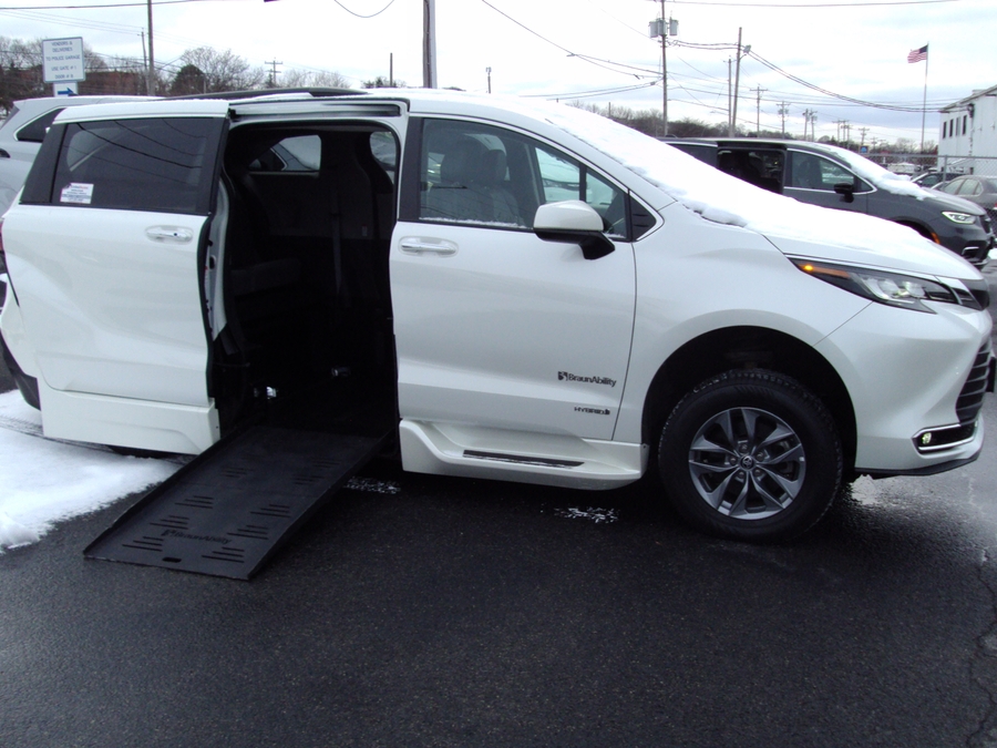 Used 2021 Toyota Sienna Hybrid XLE Base - BraunAbility Side Entry Entry Fold Out Automatic Ramp