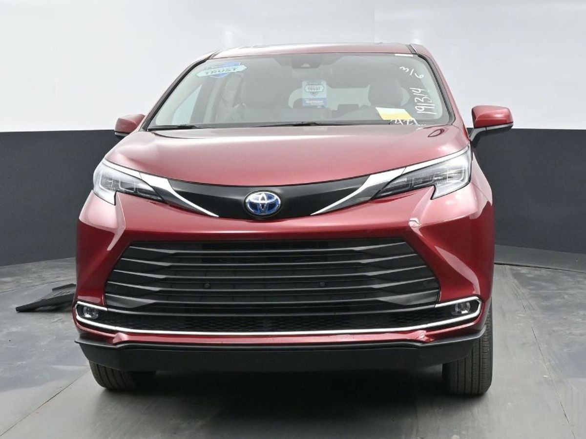 Red Toyota Sienna image number 21