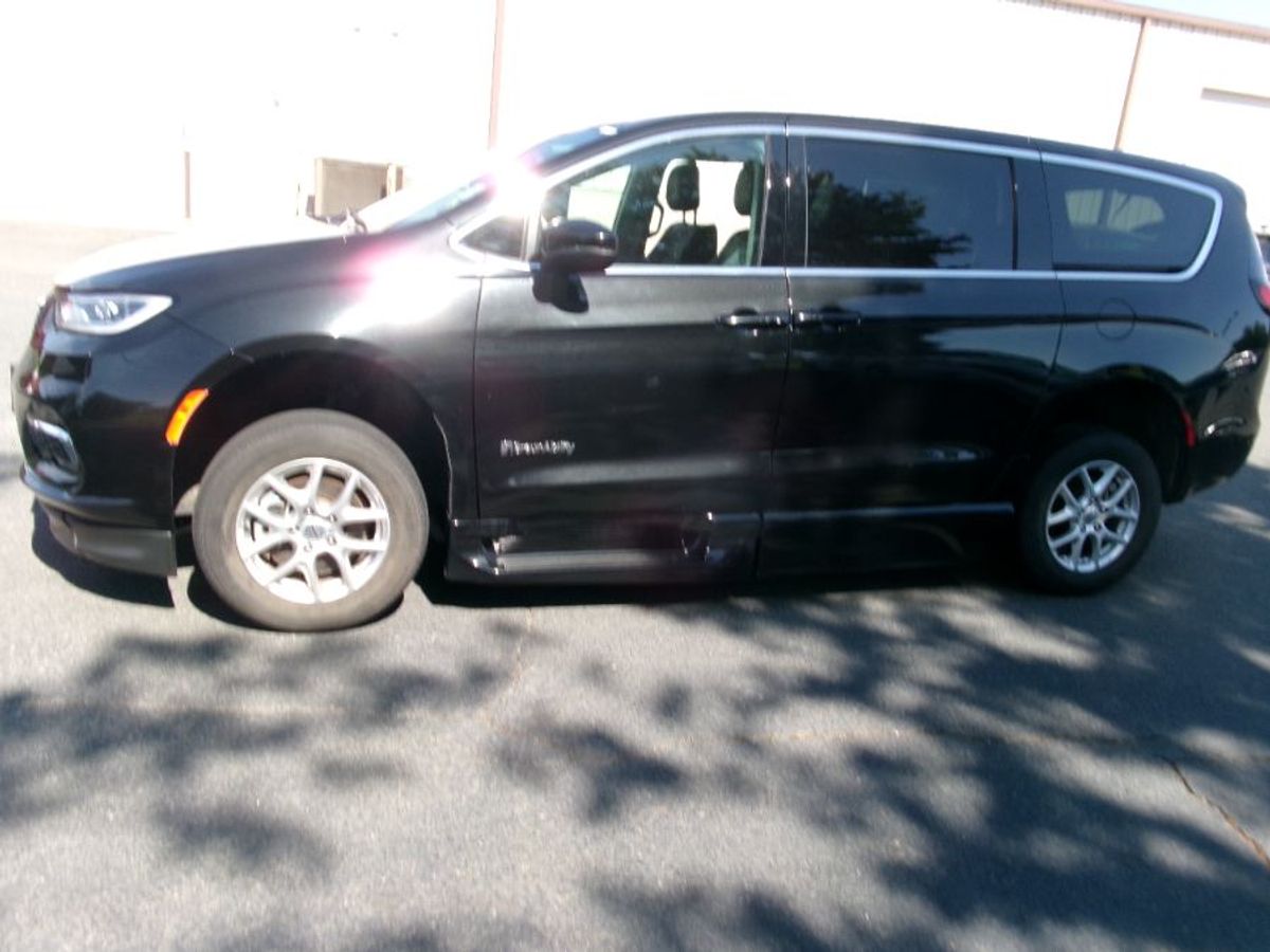 2023 CHRYSLER PACIFICA - Image 4