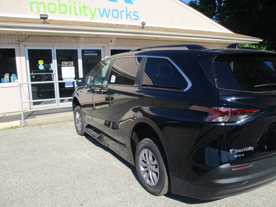 Black Toyota Sienna image number 17