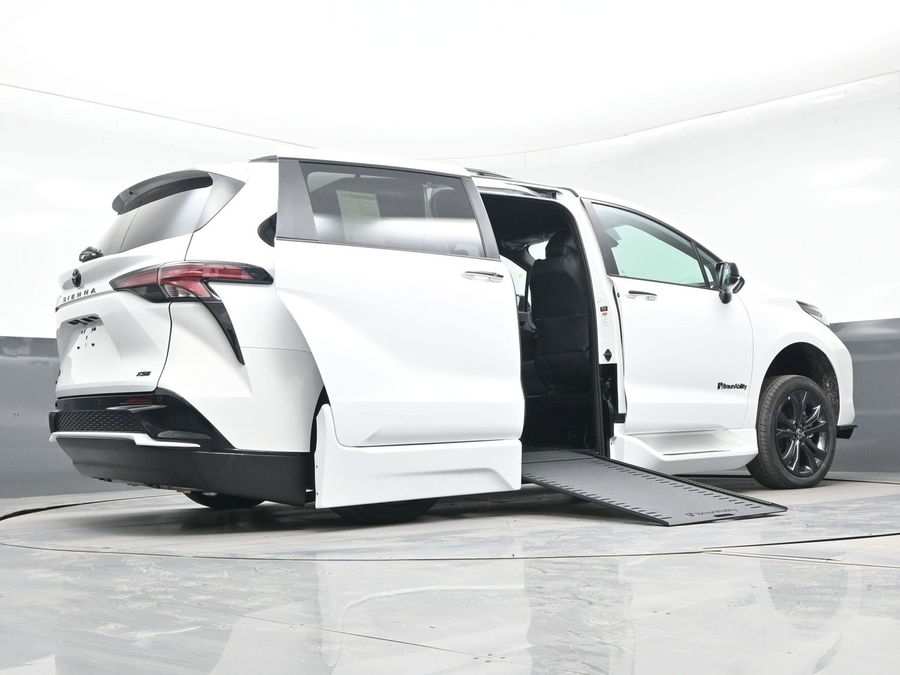 New 2026 Toyota Sienna Hybrid XSE Sport - BraunAbility Side Entry Entry In Floor Automatic Ramp