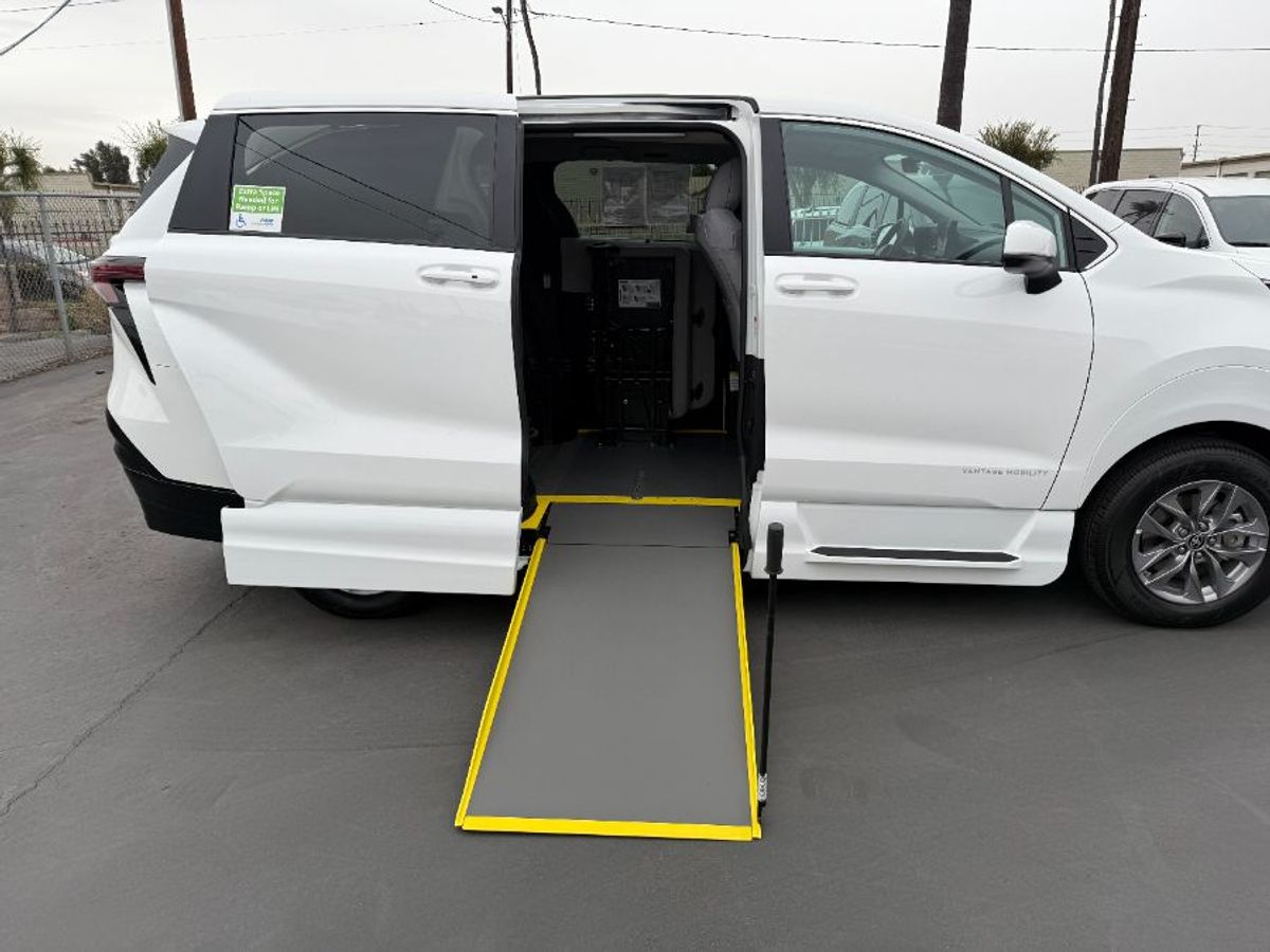 2025 TOYOTA SIENNA - Image 3