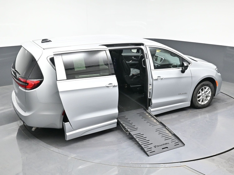 New 2026 Chrysler Pacifica Select Safety - BraunAbility Side Entry Entry Fold Out Automatic Ramp