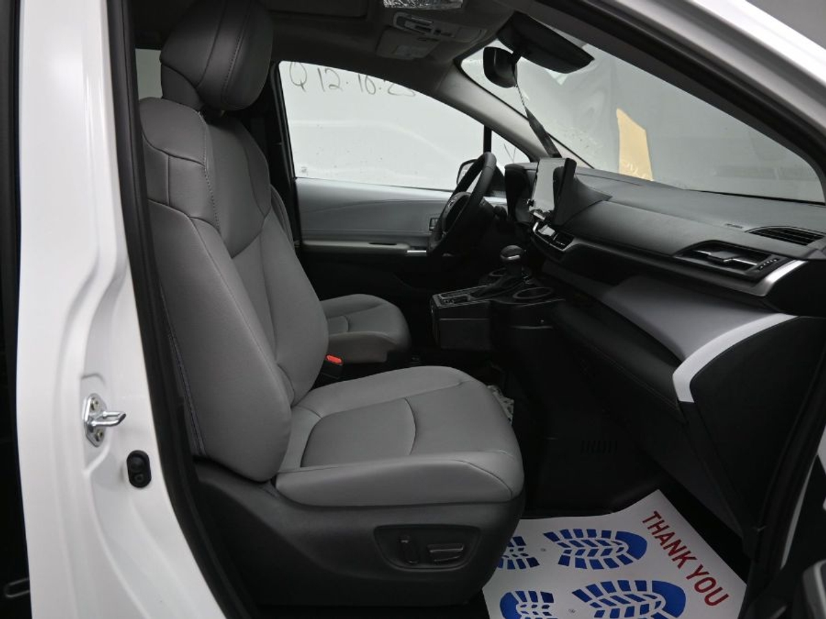 2025 TOYOTA SIENNA - Image 6