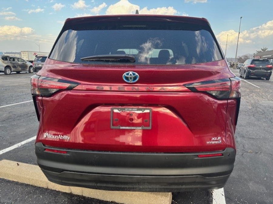 Used 2021 Toyota Sienna Hybrid XLE Base - BraunAbility Side Entry Entry Fold Out Automatic Ramp