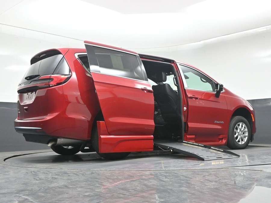 Red Chrysler Pacifica image number 19