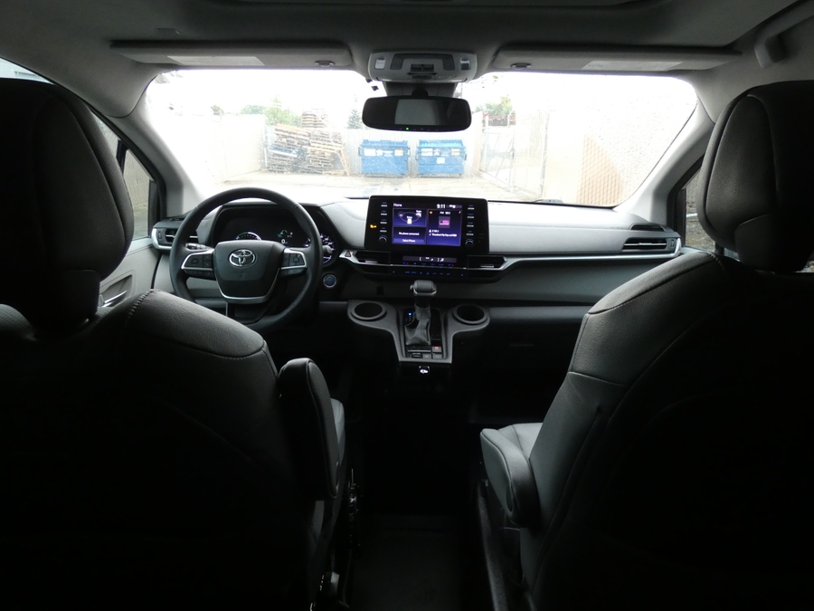 Grey Toyota Sienna image number 3