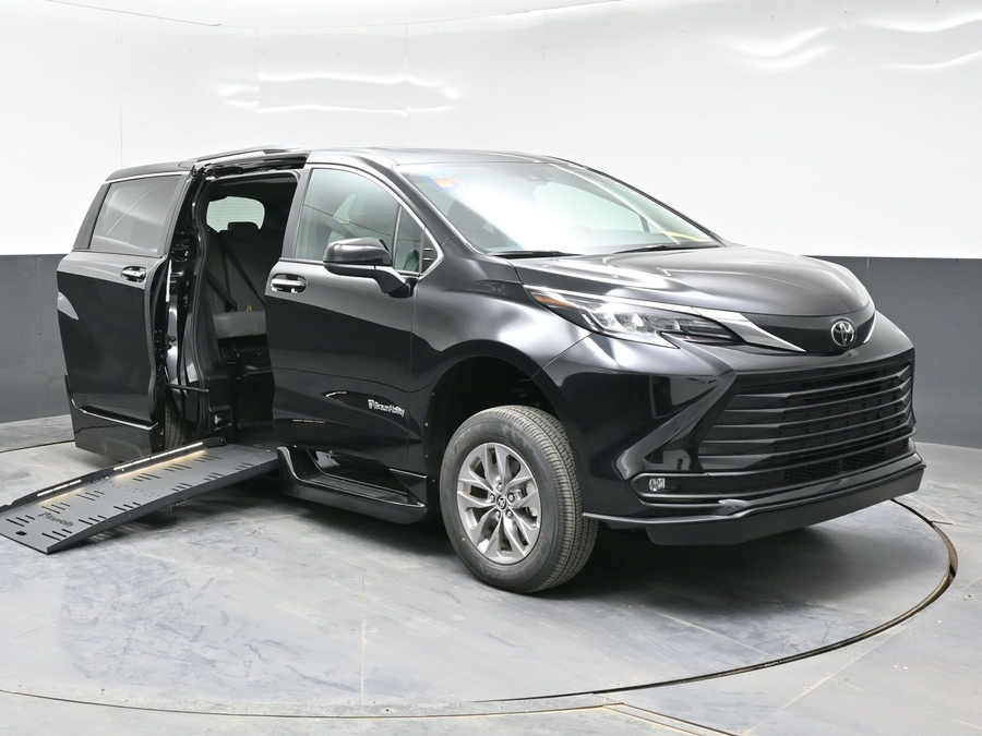 New 2026 Toyota Sienna Hybrid XLE Base - BraunAbility Side Entry Entry Fold Out Automatic Ramp