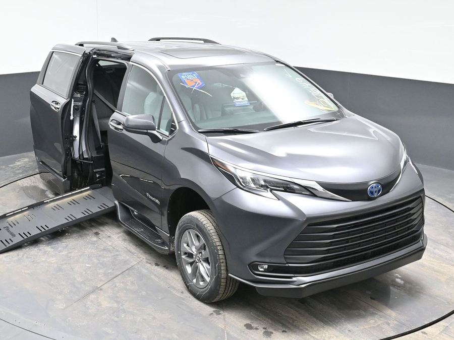 Grey Toyota Sienna image number 22