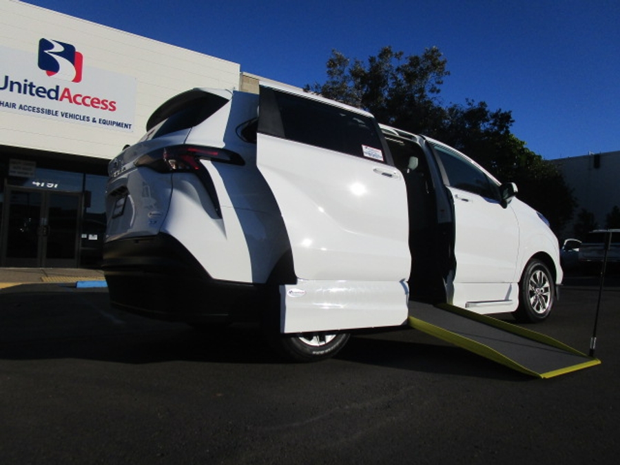 New 2025 Toyota Sienna Hybrid LE AWD w MID ROW - Vantage Mobility Commercial Side Entry Entry In Floor Manual Ramp