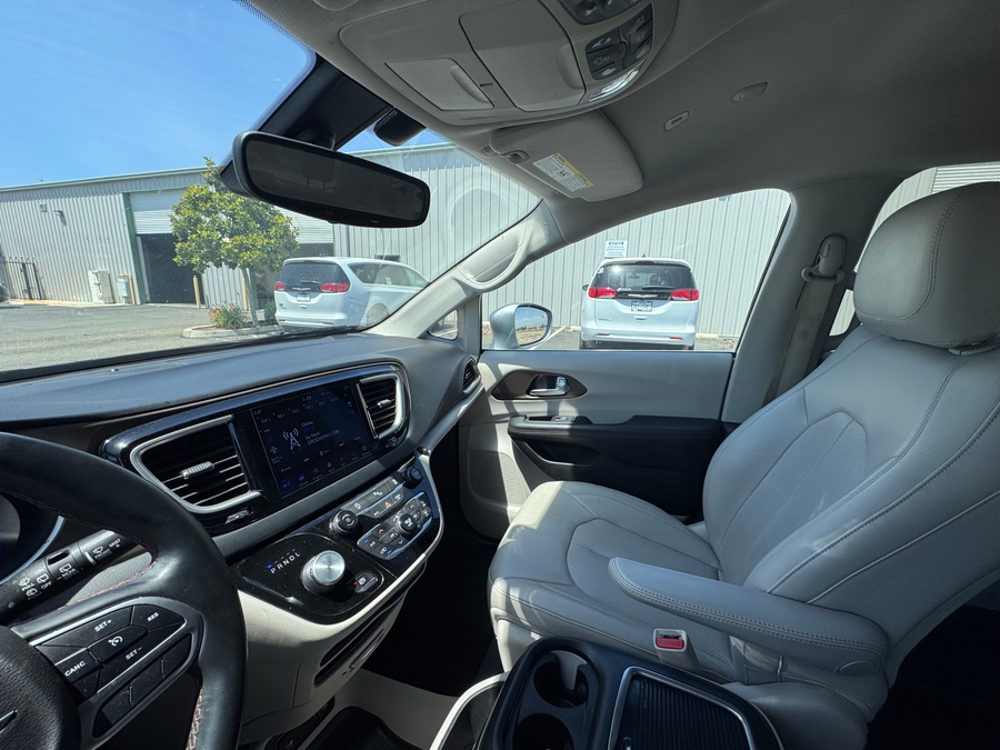 Silver Chrysler Pacifica image number 4