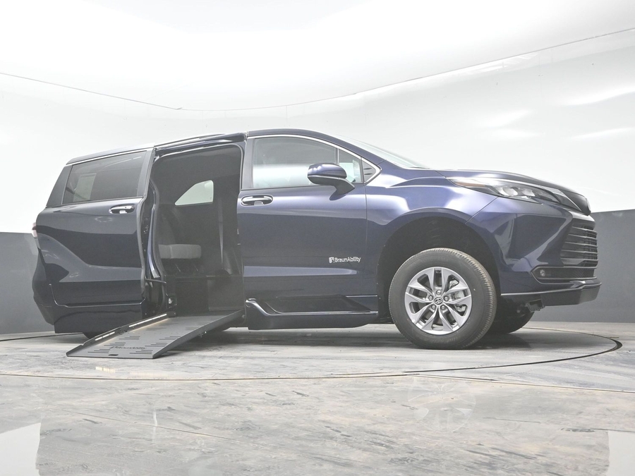 New 2025 Toyota Sienna Hybrid XLE Plus - BraunAbility Side Entry Entry Fold Out Automatic Ramp