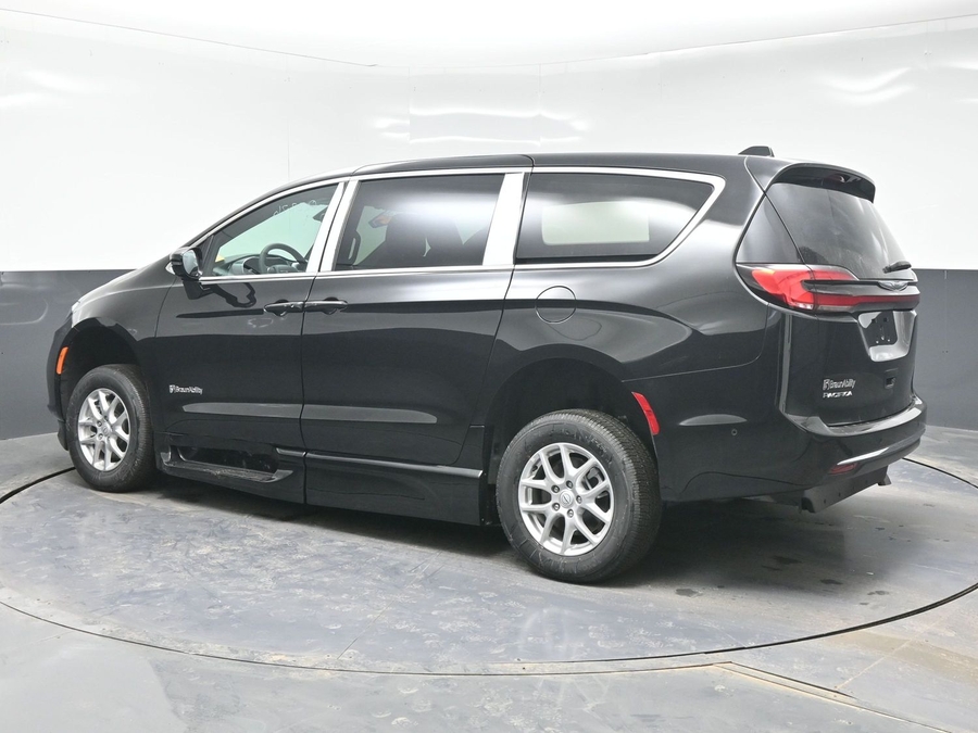 Black Chrysler Pacifica image number 1
