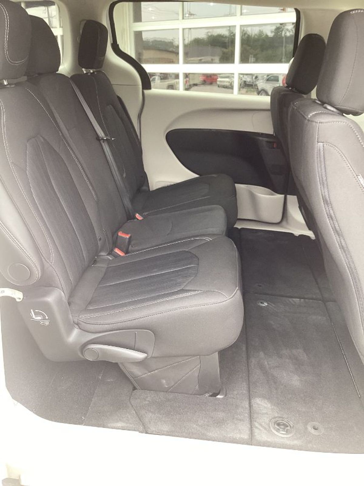 2024 CHRYSLER VOYAGER - Image 2