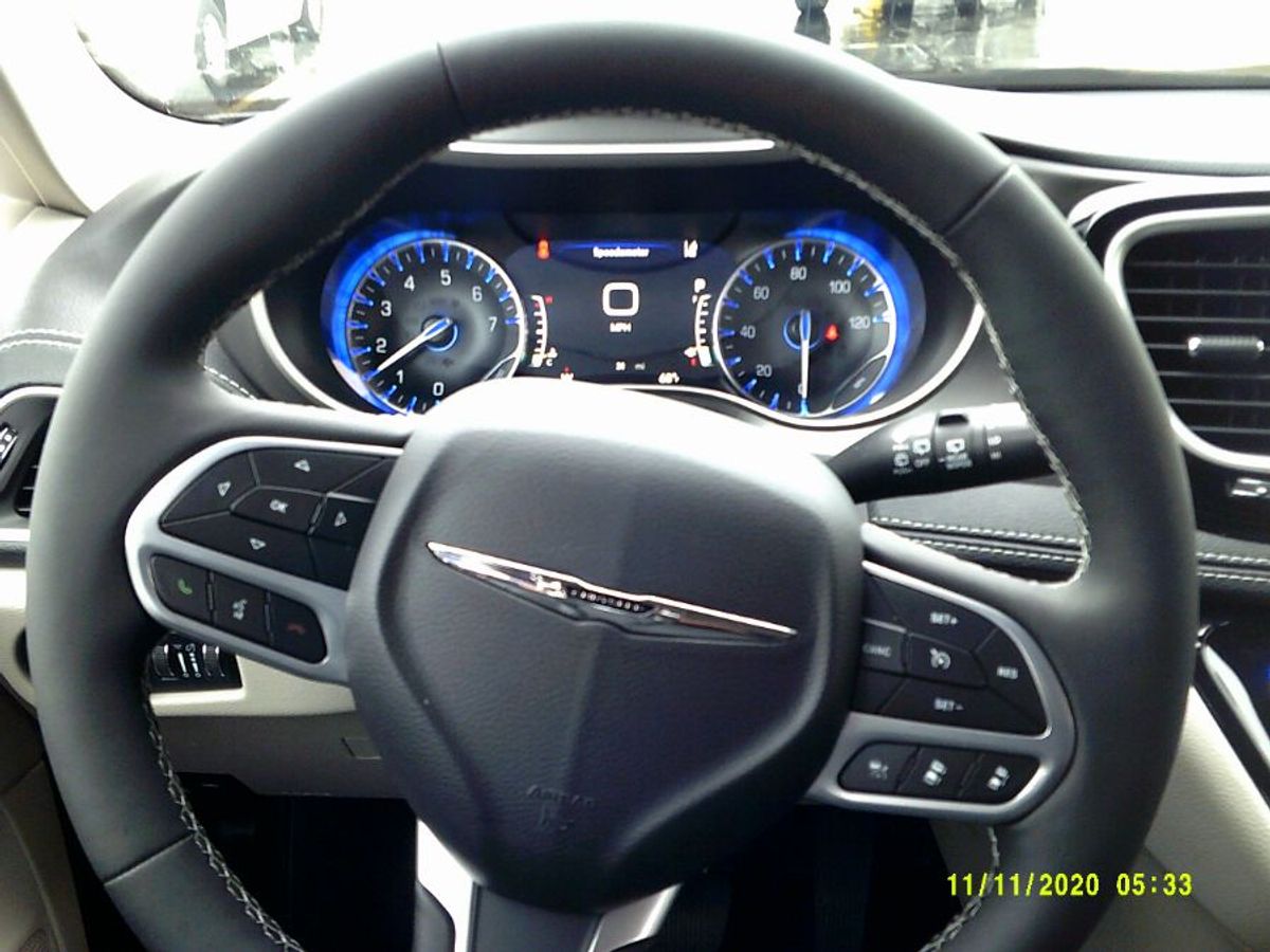2023 CHRYSLER PACIFICA - Image 9