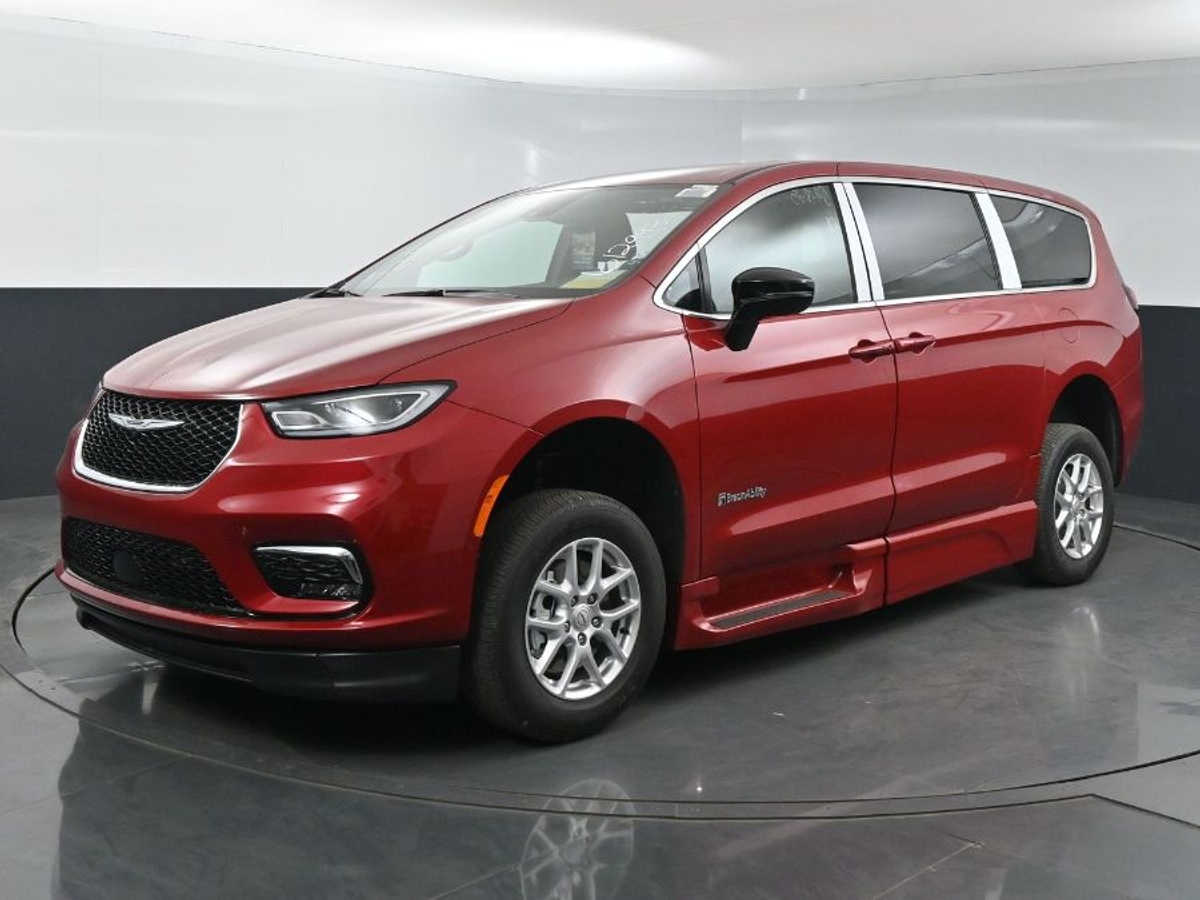 2025 Chrysler Pacifica photo 3