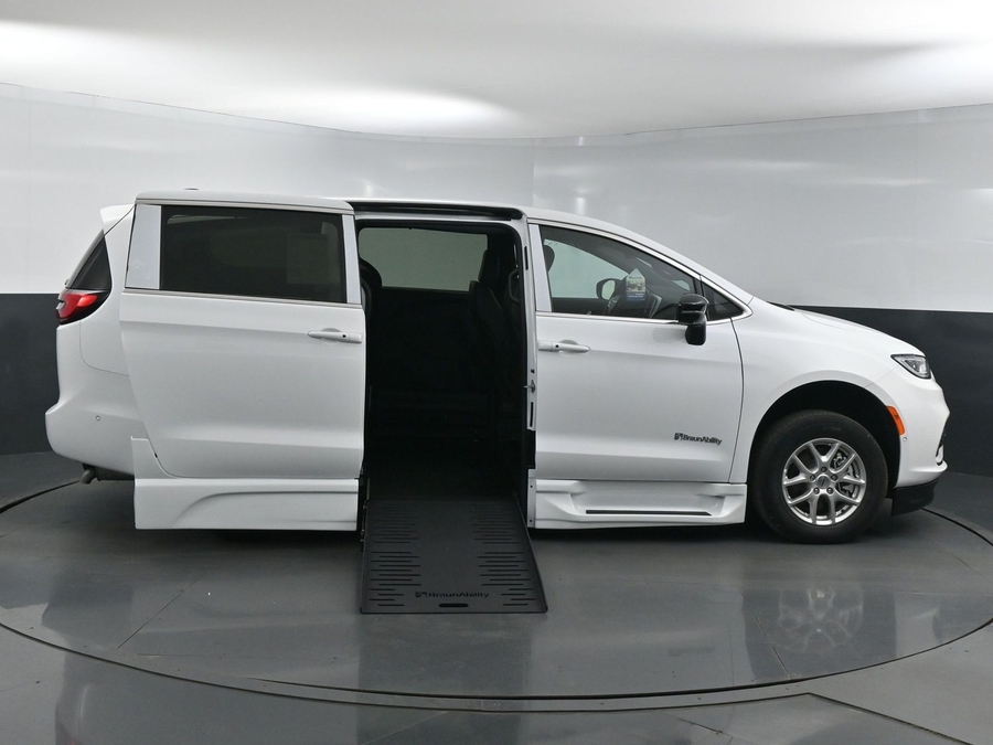 New 2025 Chrysler Pacifica Select Safety - BraunAbility Side Entry Entry Fold Out Automatic Ramp