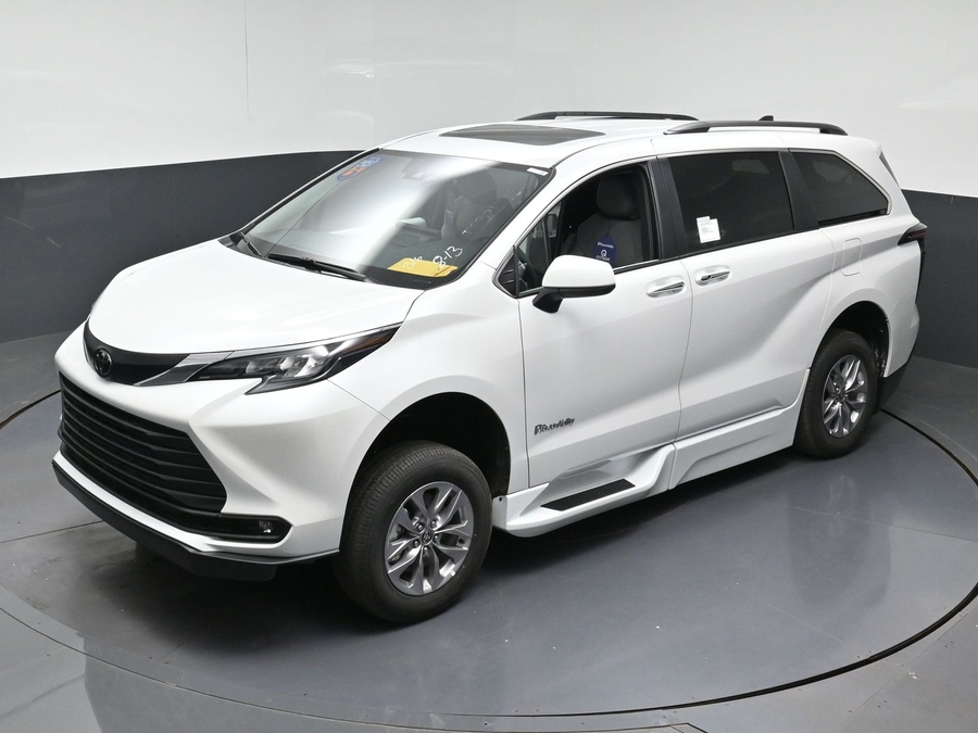 White Toyota Sienna image number 23