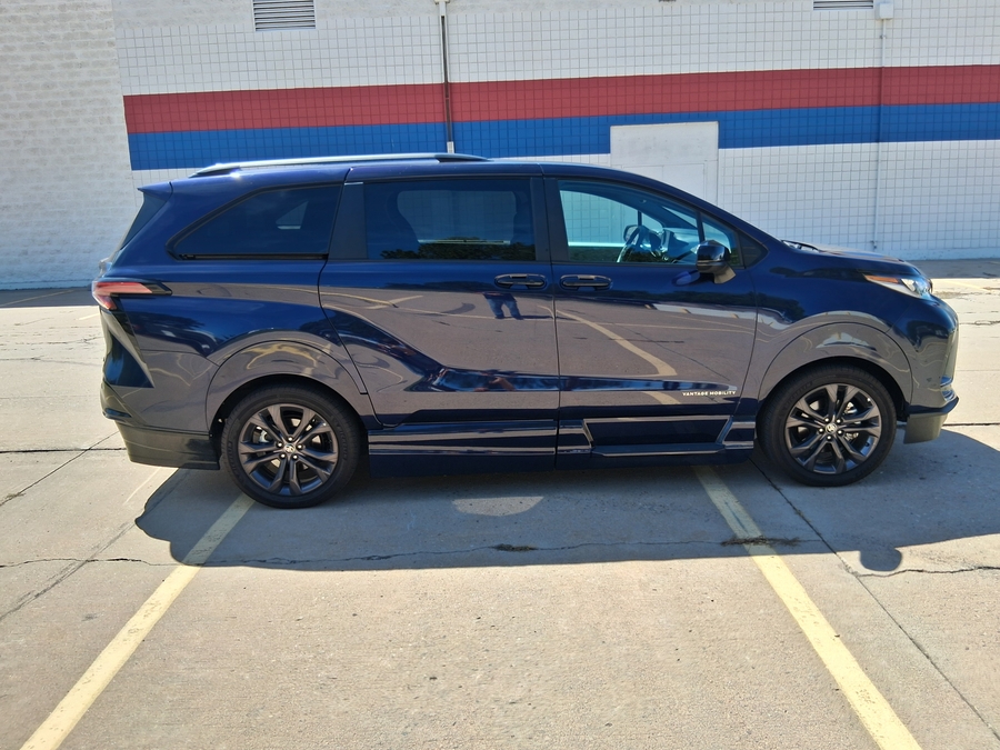 Blue Toyota Sienna image number 4