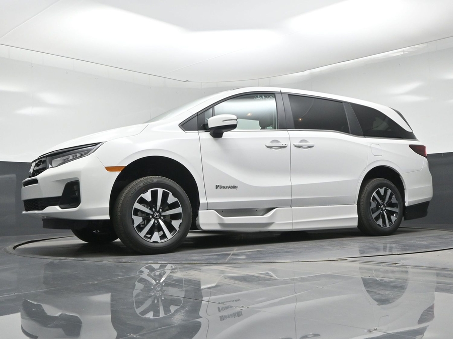 White Honda Odyssey image number 12