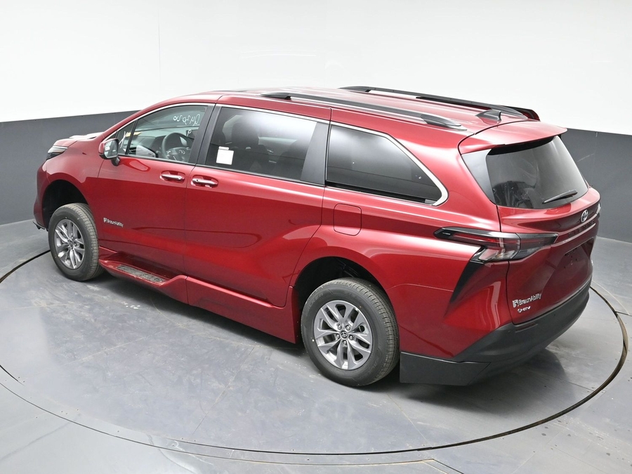 Red Toyota Sienna image number 21