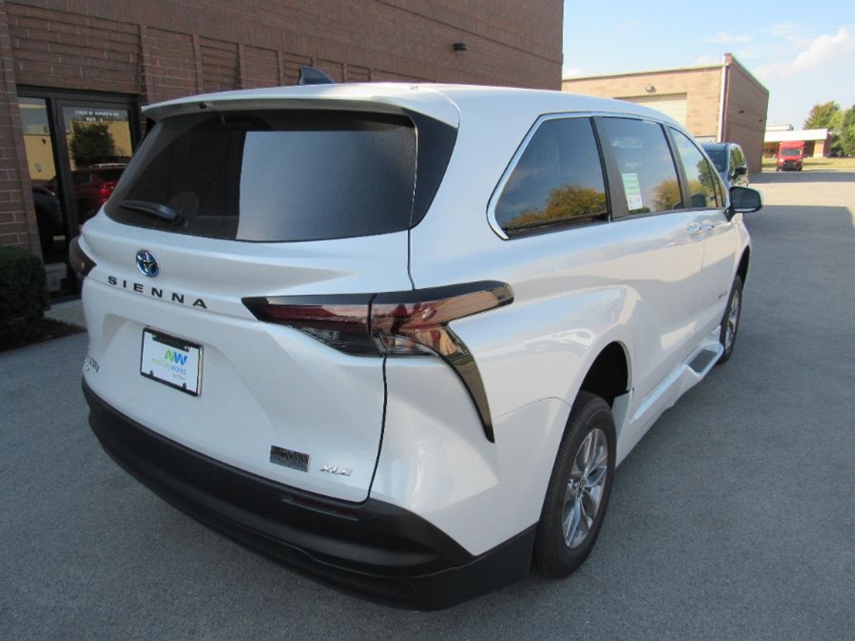 2025 TOYOTA SIENNA - Image 8