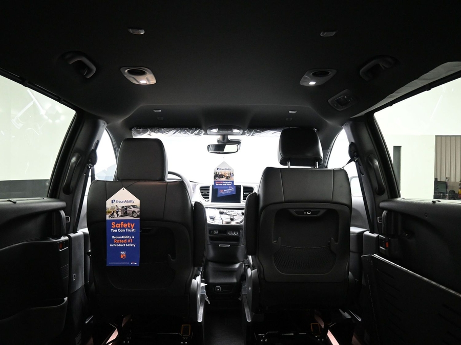 Black Chrysler Pacifica image number 14