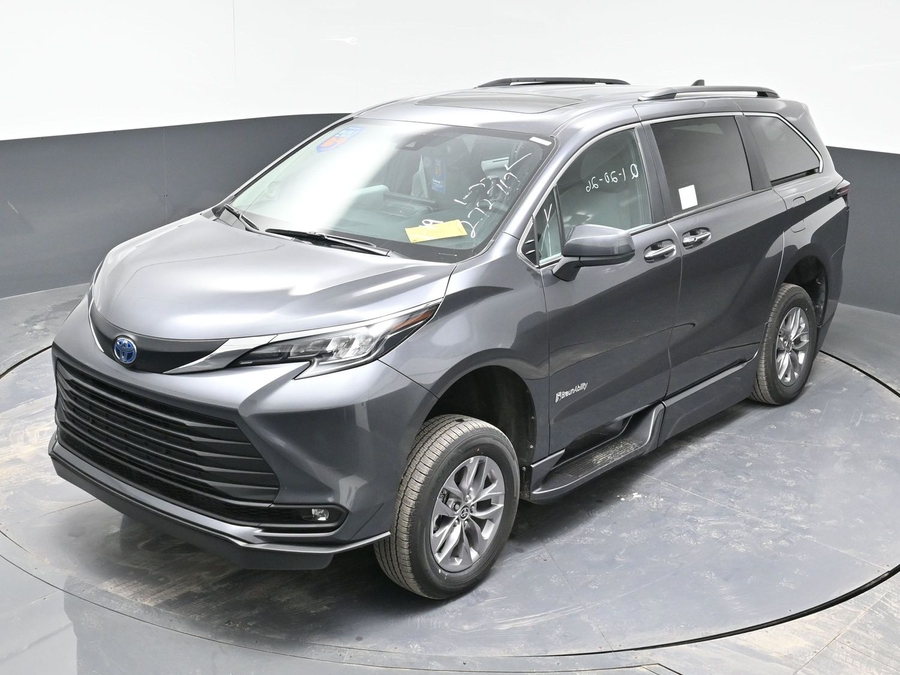New 2025 Toyota Sienna Hybrid XLE Plus - BraunAbility Side Entry Entry Fold Out Automatic Ramp