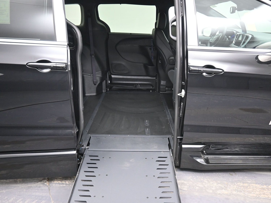 Black Chrysler Pacifica image number 11