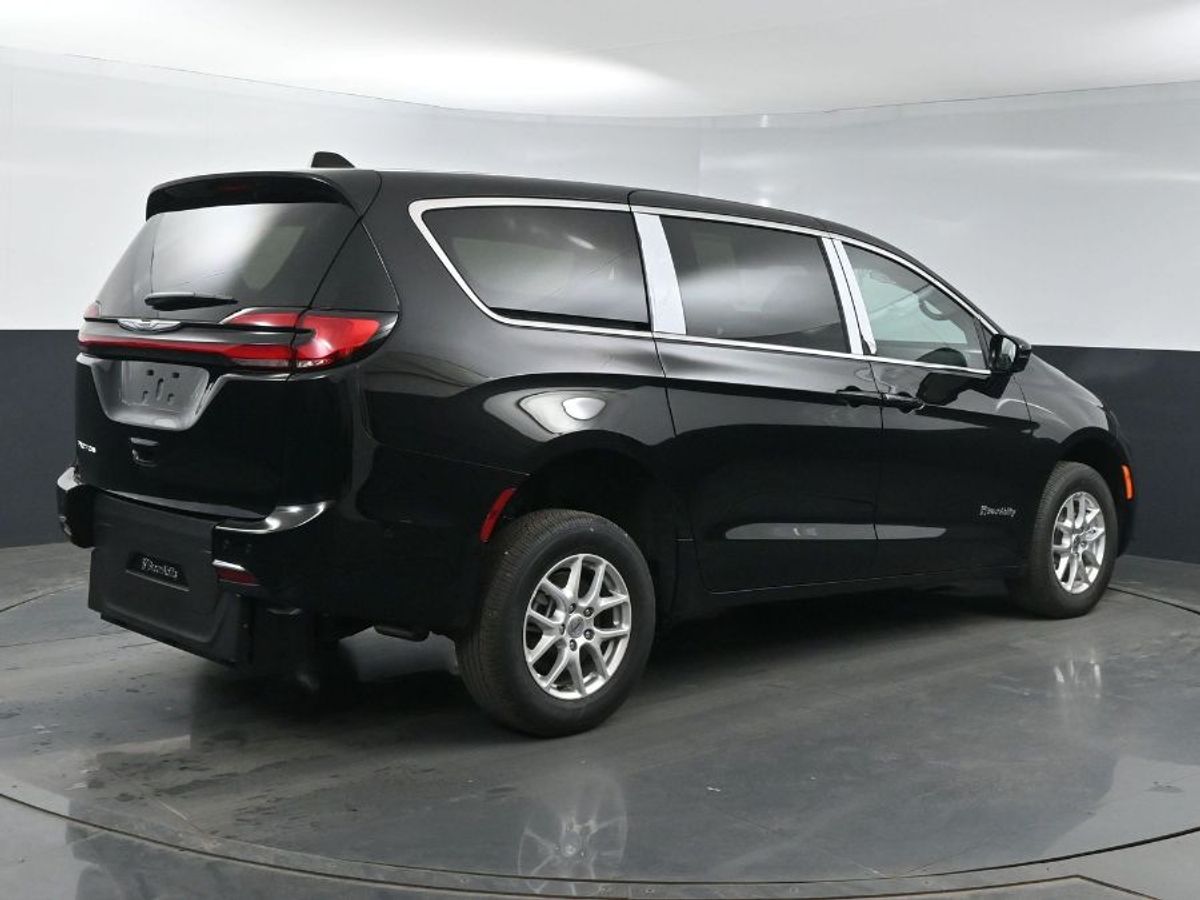 Black Chrysler Pacifica image number 20
