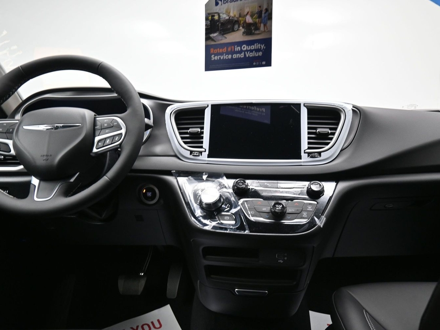 Silver Chrysler Voyager image number 13