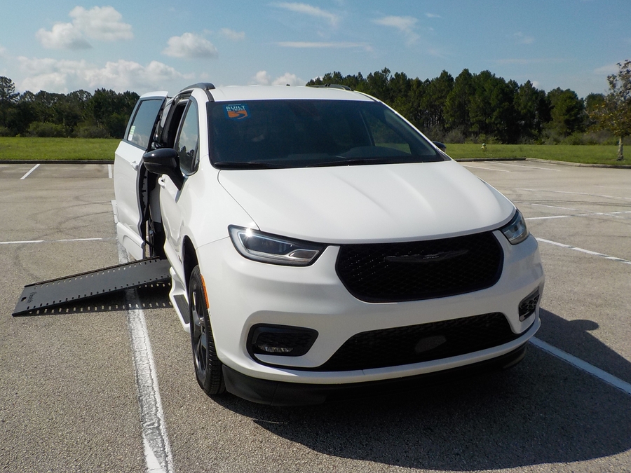 White Chrysler Pacifica image number 23